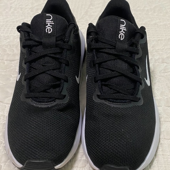 Nike Black and White Athletic Shoes - Picture 3 of 7
